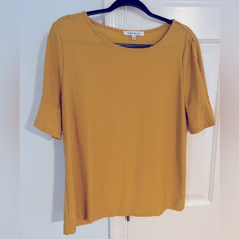 ❌SOLD❌ Rose+Olive mustard yellow gold bumpy button ruffle sleeve top Large